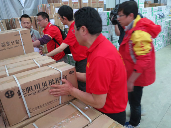 吴长海董事长与工作组成员有条不絮地把各类物资装载到运输车里