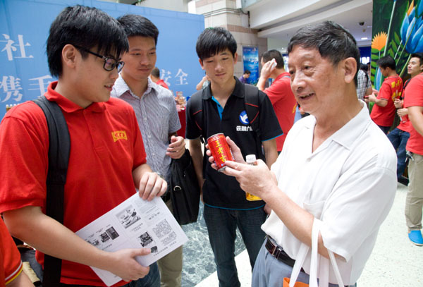 广东省食文化研究会杨冠丰会长更亲临现场品尝王老吉凉茶