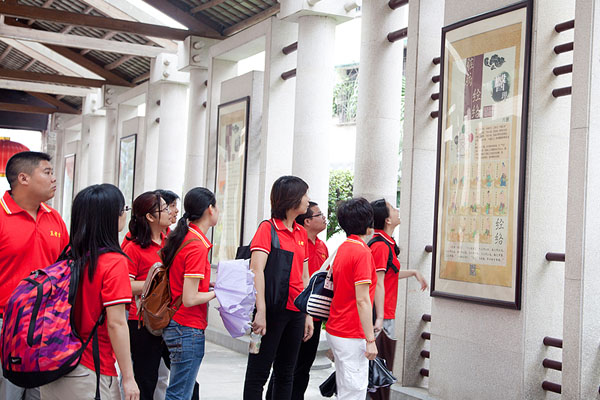 王老吉大健康员工正在研读壁画上记载的历史典故