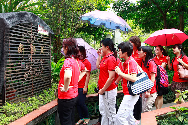 王老吉大健康员工正认真地参观断肠草