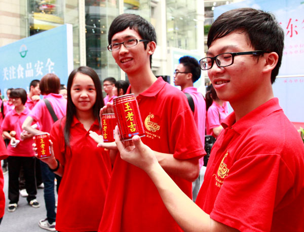 王老吉向学生志愿者免费派发 