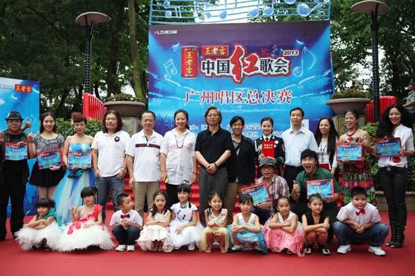 广州王老吉大健康的工会主席兼人事行政中心总经理巫总，为广州十强选手颁发荣誉证书。