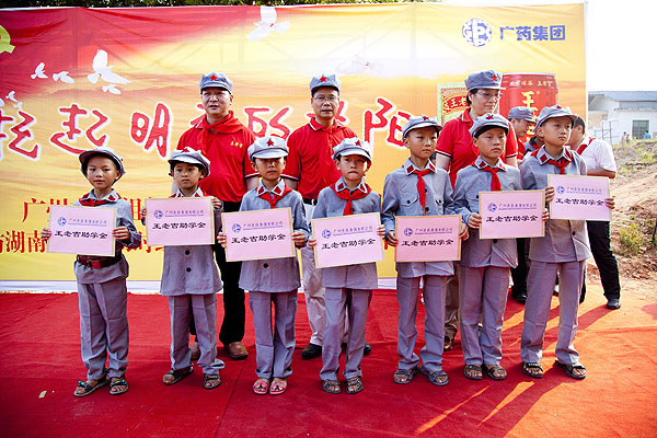 参与活动的全体人员纷纷自愿向8名该校的贫困学生进行捐助