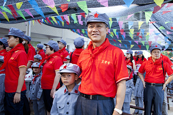 王老吉大健康总经理徐文流和小红军合照