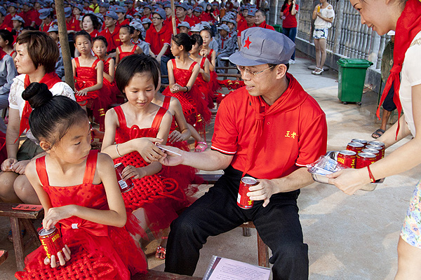 王老吉大健康党支部书记陈伟平把王老吉分发给红军学校的学员