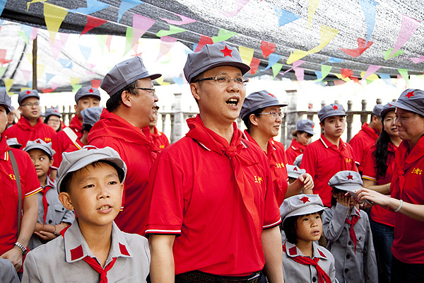 王老吉全体人员与该校师生一起合唱《没有共产党就没有新中国》