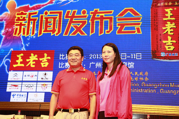 王老吉大健康董事长吴长海与2004年雅典奥运会羽毛球女双冠军张洁雯合影