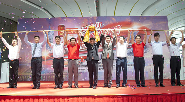 王老吉大健康预祝阿迪力“新地标新跨越”高空挑战圆满成功