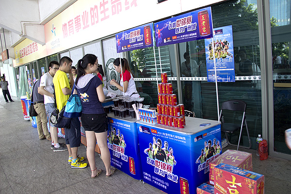 王老吉还在场馆每个区域的入口处都设置了王老吉凉茶专营摊位，销售火爆客流不断