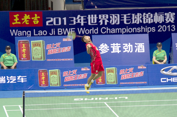 林丹在比赛时身穿红色队服，与红罐王老吉的颜色相得益彰