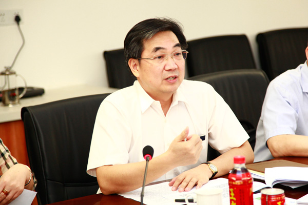 广药集团总经理陈矛向黄伟林主任一行详细汇报了广药集团和王老吉的生产经营情况