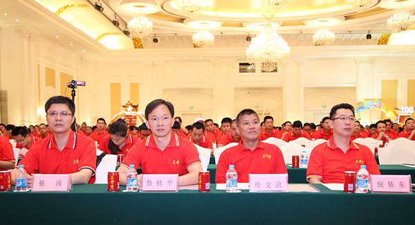 广药集团副总经理倪依东、王老吉大健康总经理徐文流、副总经理鲁桂平、行政中心副总经理蔡涛出席了本次会议