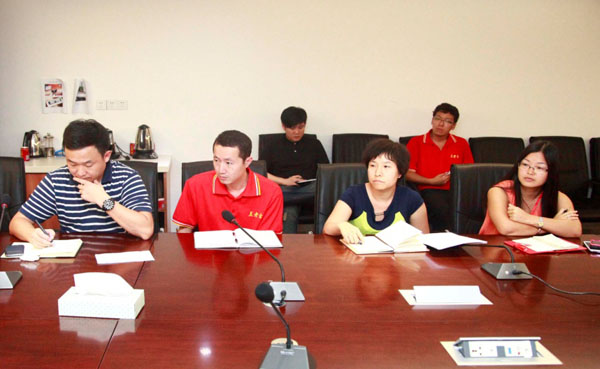 党员群众认真听取领导对群众路线活动工作部署