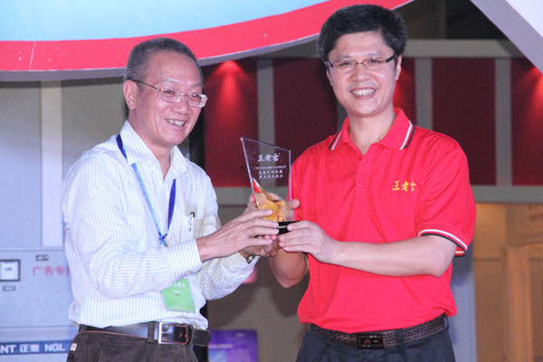 行政中心副总经理、品牌总监蔡涛代表王老吉大健康领取 “高端休闲旅游重点推荐饮品”奖杯