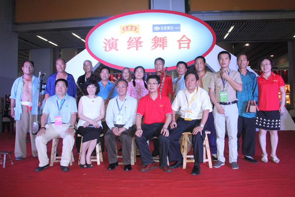 王老吉大健康行政中心副总经理、品牌总监蔡涛（中），品牌经理文丽娜（右一）与“老腔”艺人合影留念