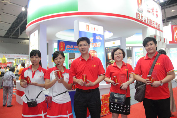 王老吉大健康行政中心副总经理、品牌总监蔡涛，品牌经理文丽娜亲临展馆，慰问一线销售人员
