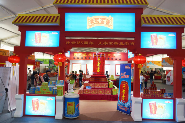 王老吉以吉庆吉祥、古色古香的形象亮相，展现了中国传统文化精髓，彰显了中医药养生保健文化的精髓