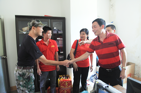 工会主席巫辉南、副主席梁全心千里迢迢送上中秋佳节的问候，让驻点员工倍受感动