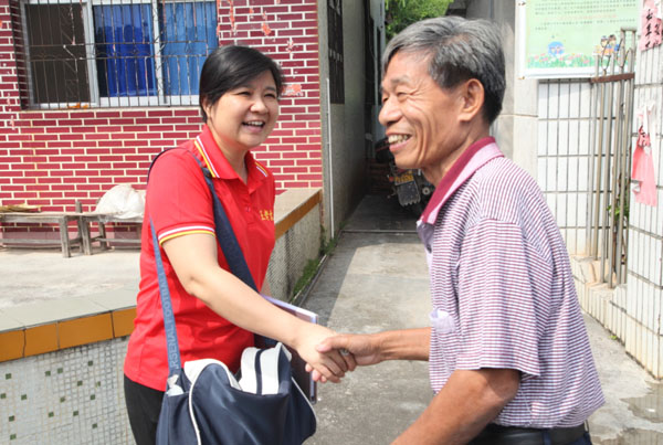 王老吉大健康工会副主席梁全心与村干部亲切握手