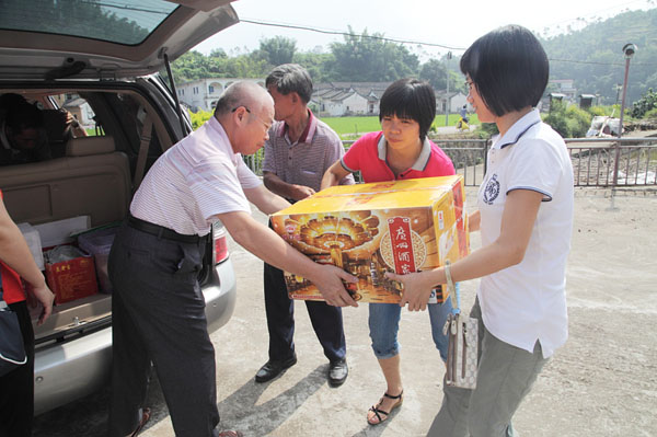 中秋佳节前夕，王老吉大健康扶贫工作组远赴梅州市大埔县大麻镇小留村，为贫困村民送去中秋月饼，以表慰问