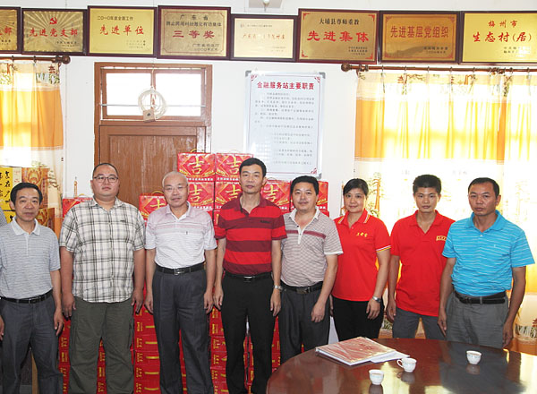 王老吉大健康扶贫工作组与村委村干部召开座谈会议