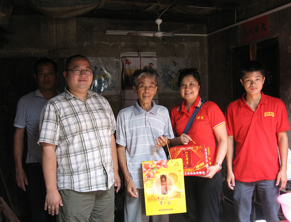 工会副主席梁全心深入贫困户，送上红罐王老吉凉茶和中秋月饼，鼓励贫困户要坚定信心，早日实现脱贫致富