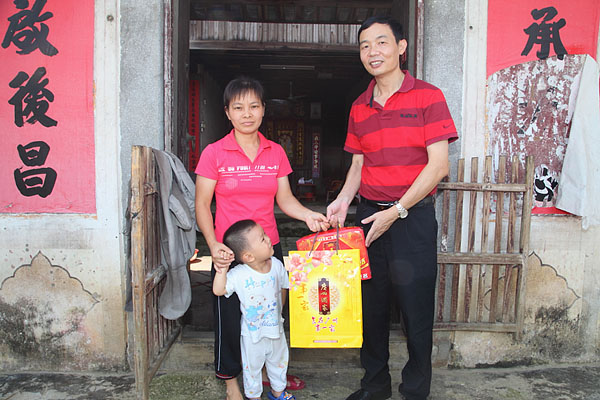 工会主席巫辉南深入贫困户进行节日慰问，传达了集团与公司领导对他们的关心与问候