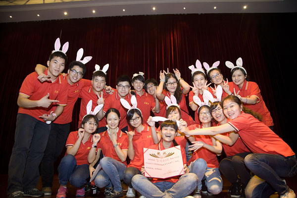 王老吉大健康应届生代表的舞台合影