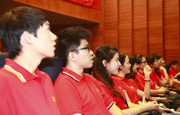 王老吉大健康应届生代表认真学习课程