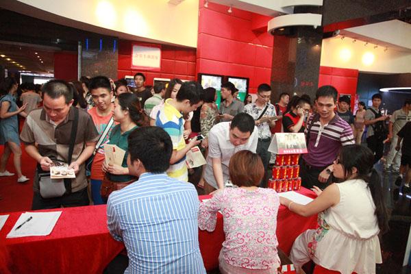 王老吉现场邀请群众参与“扫一扫”手机互动，人气异常火爆