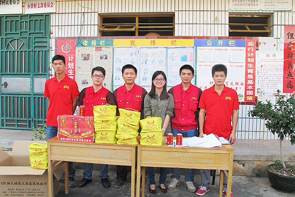 王老吉大健康工作人员在派发点合影留念