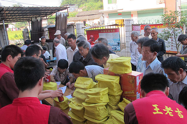王老吉大健康员工正在为群众现场派发药品