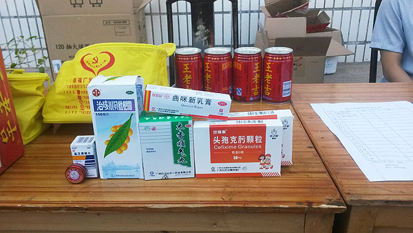 王老吉大健康为100多户贫困户免费送上凉茶以及广药集团生产的家居常备药