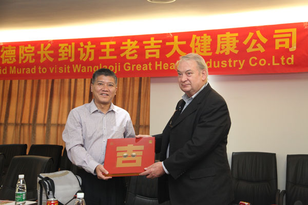 徐文流总经理为穆拉德博士送上“吉”念品，希望借成立合资公司向大健康产业展开新一轮扩张
