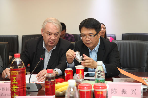 穆拉德博士对王老吉新形态凉茶兴趣盎然，现场品尝了王老吉固体型凉茶