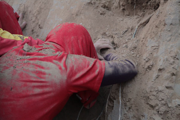 许多队员自告奋勇搭成肉墙，让队友踩着自己的肩膀向上攀爬