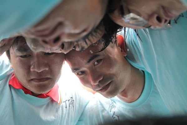 他们用血肉扛起队友的重量、扛起集体的荣誉、扛起团队的胜利