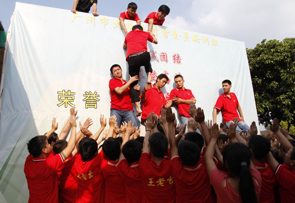 徒手攀爬四米墙