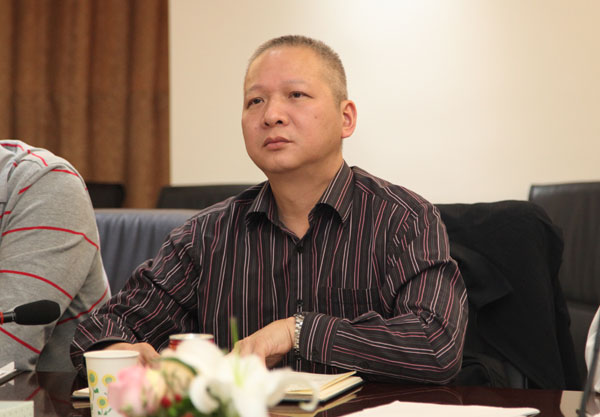 广药集团党委副书记、纪委书纪冼家雄认真听取我司2013年综治维稳工作汇报