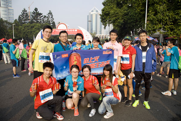 我司鼎力赞助广州马拉松 30名王老吉健儿携手领跑
