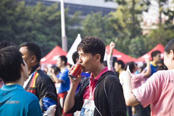 王老吉在迷你马拉松和半程马拉松的终点站处均设置了赠饮站，为健儿们补充能量