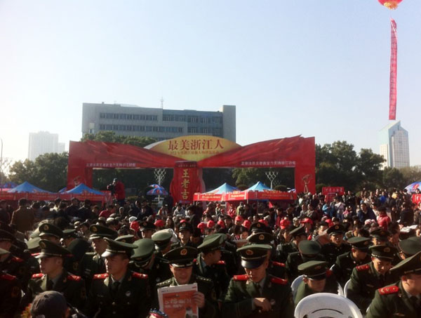 广场上王老吉展板前人头攒动，现场气氛如火如荼