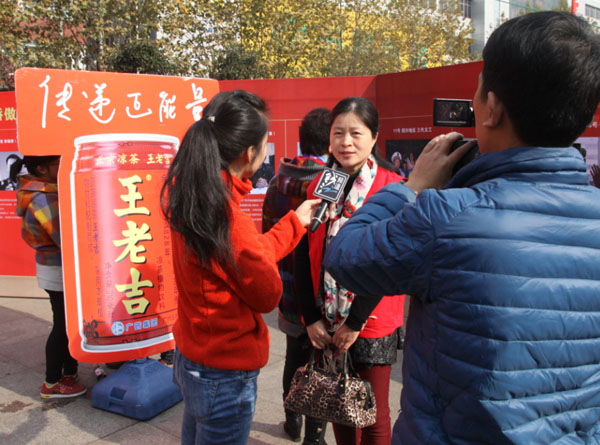 王老吉搭建的“浙江骄傲”候选人物事迹展板前人头攒动