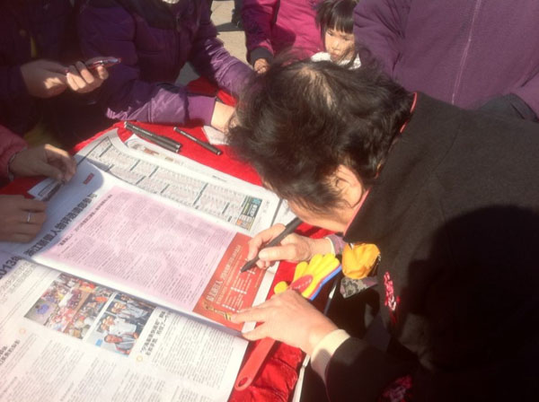 众多宁波、舟山的市民朋友赶到投票现场，纷纷为自己心目中的“最美浙江人”投上宝贵一票