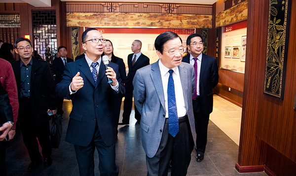 中国中药协会会长房书亭正在参观王老吉凉茶博物馆