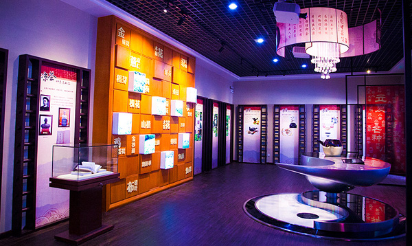 王老吉凉茶博物馆将传统与现代相结合，展览内容琳琅满目，让人流连忘返，美不胜收