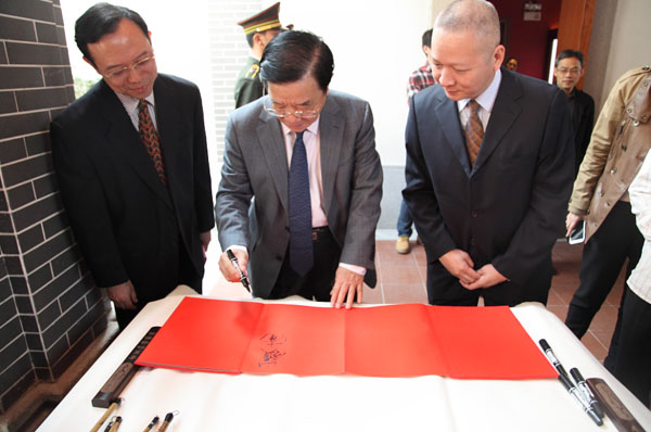 中国中药协会房书亭会长提笔书写“岭南一枝秀 神州万木春”，以表达对王老吉凉茶博物馆开馆的由衷祝愿和对王老吉在凉茶行业多年来的贡献的认同与鼓励