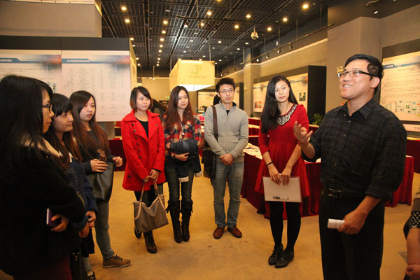 王老吉大健康通讯员参观广州地区内部资料出版物展示会