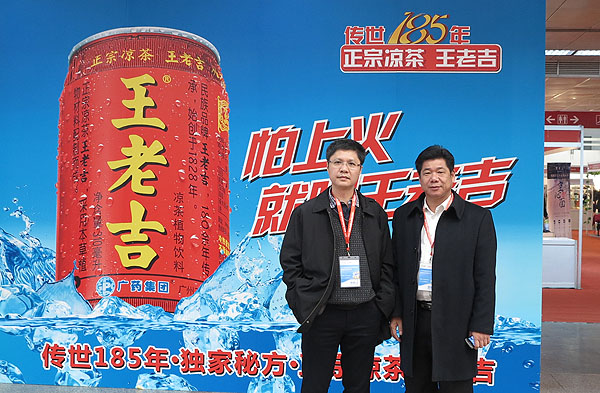 行政中心副总经理兼法务总监蔡涛和外贸部、特通团购部经理丁周松在展会现场