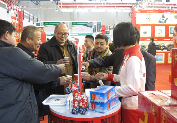 王老吉以吉庆吉祥过大年的形象亮相，吸引了众多游客前来试饮
